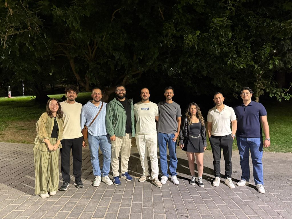 Gece parkta yan yana poz veren on kişi