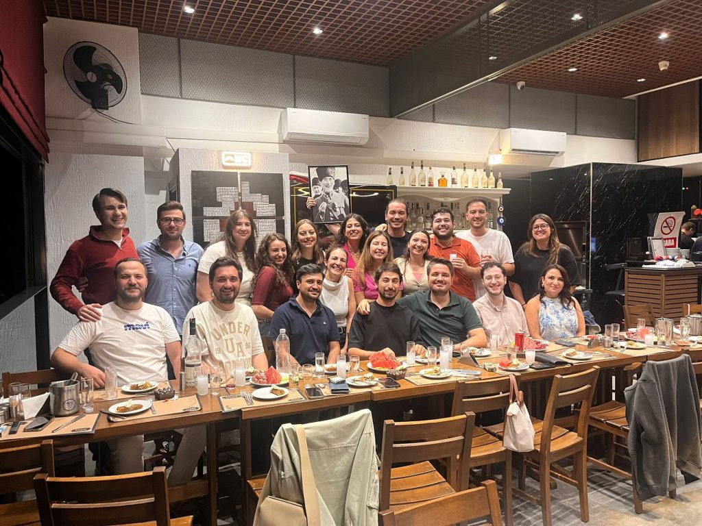 Uzun yemek masasında toplu fotoğraf