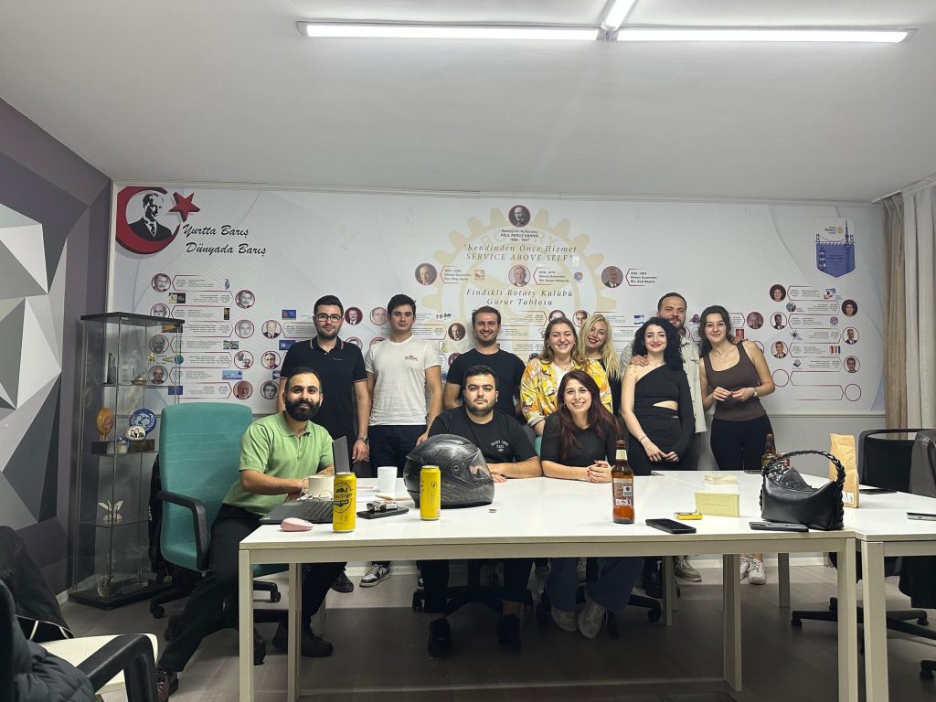 Duvarı fotoğraflarla dolu bir odada toplu fotoğraf