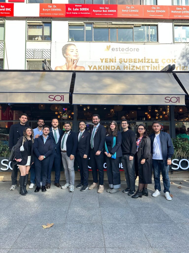 Bir restoranın önünde toplu fotoğraf