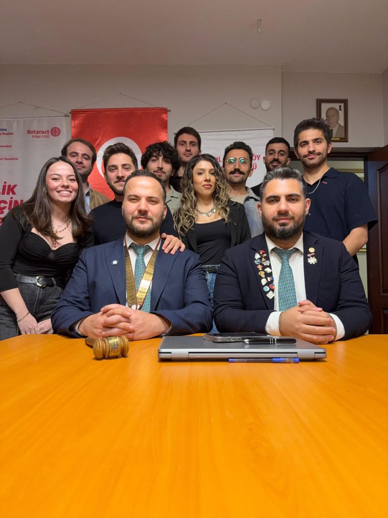 Toplantı masasında kulüp yönetimi