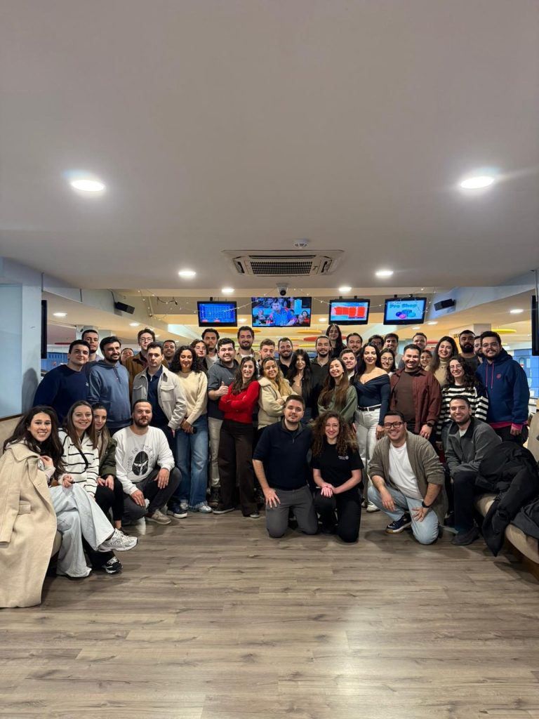 Bowling salonunda toplu fotoğraf veren kalabalık kulüp grubu