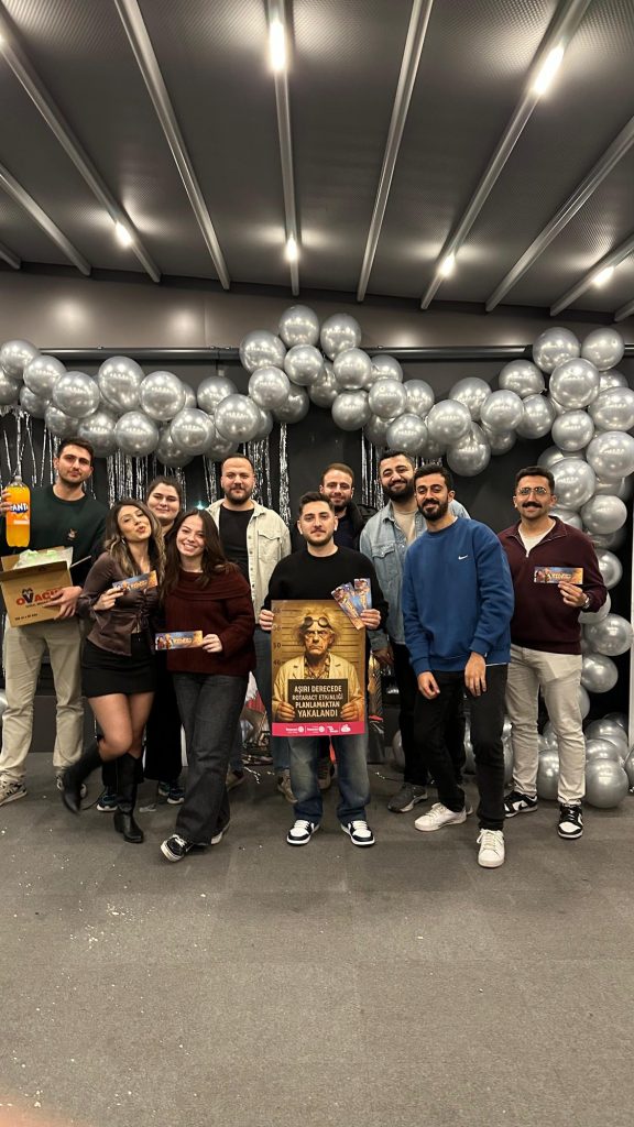 Gümüş balonlar önünde ödülleriyle poz veren grup