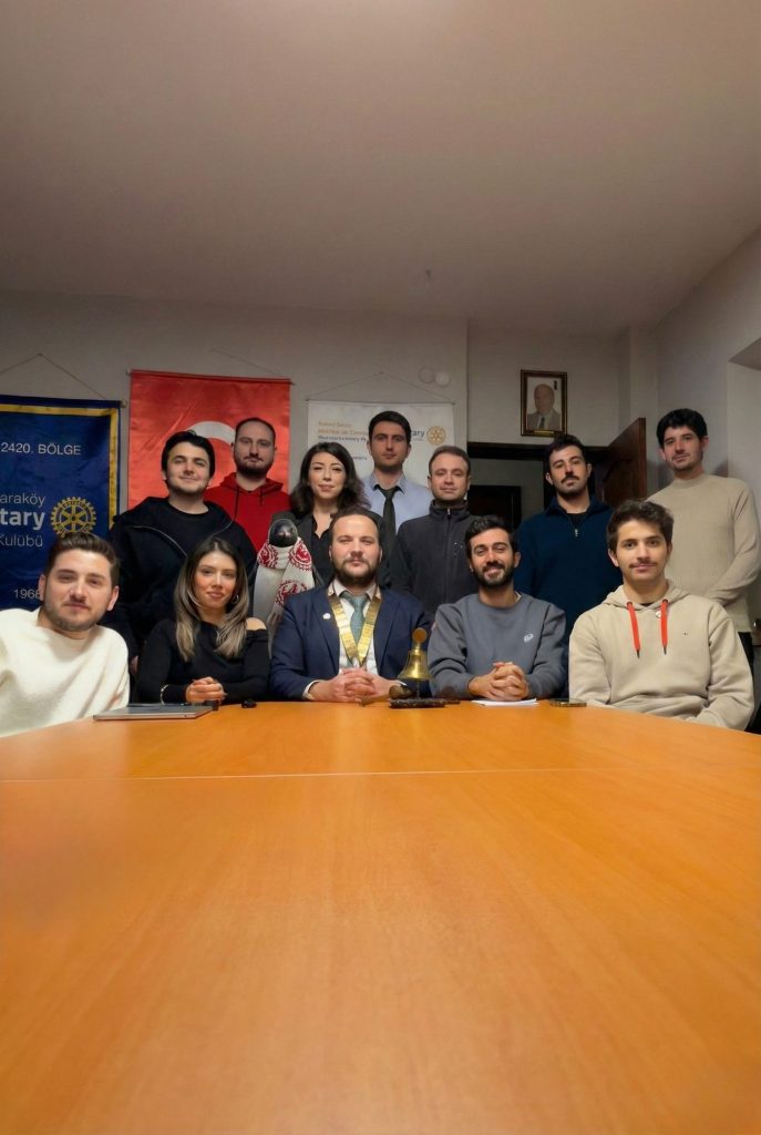 Toplantı masasının başında kulüp üyeleri