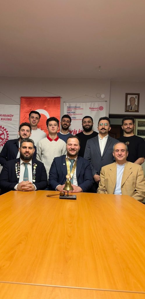 Bayraklar önünde toplantı masasında toplu fotoğraf