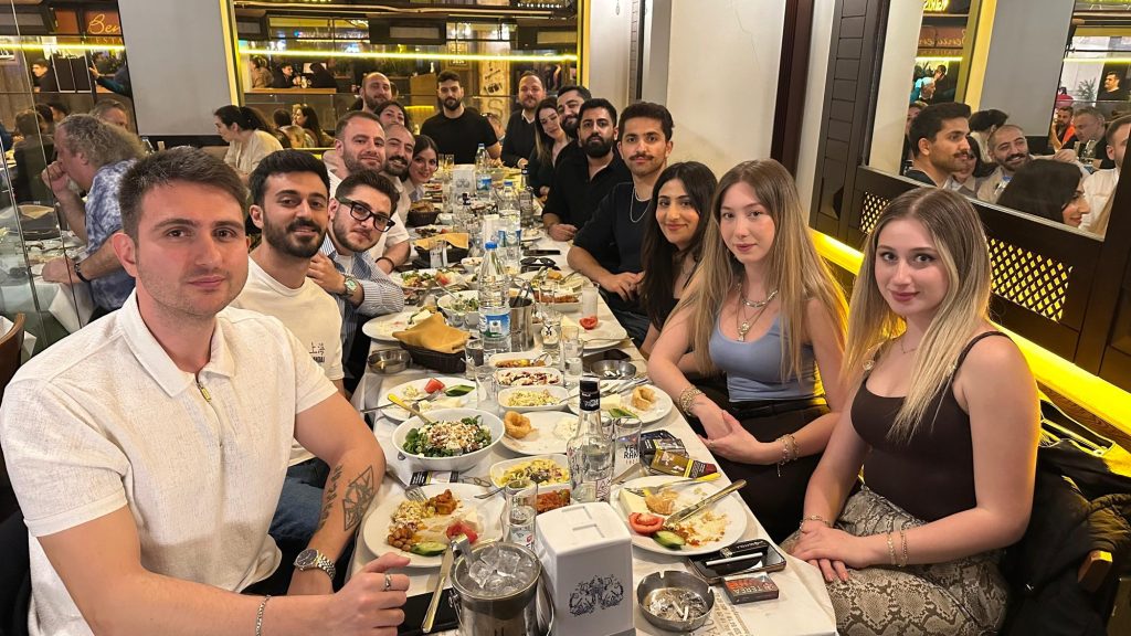 Kalabalık sofrada gülümseyen kulüp üyeleri