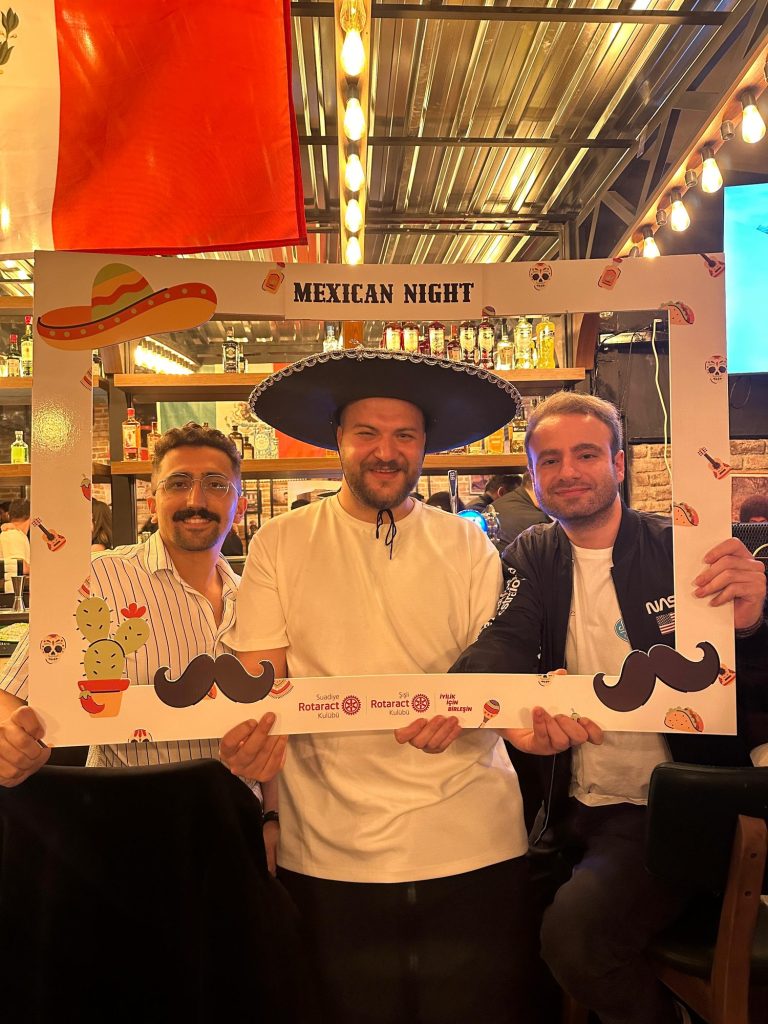 Sombrero ve çerçeveyle poz veren arkadaşlar
