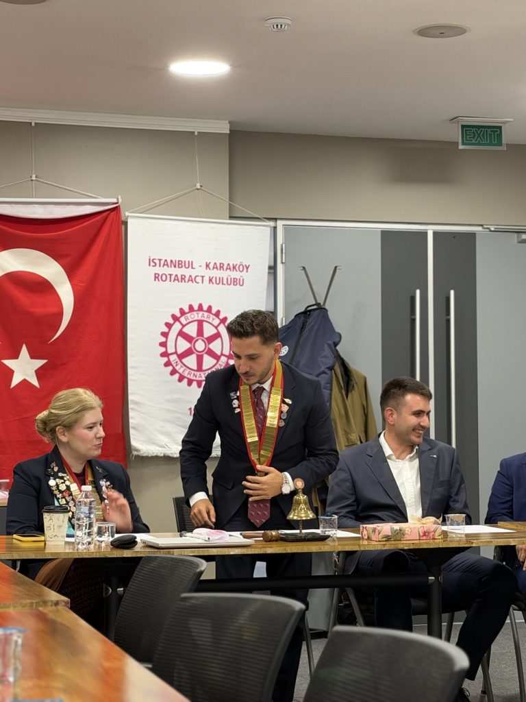 Kulüp flaması önünde toplantı masası