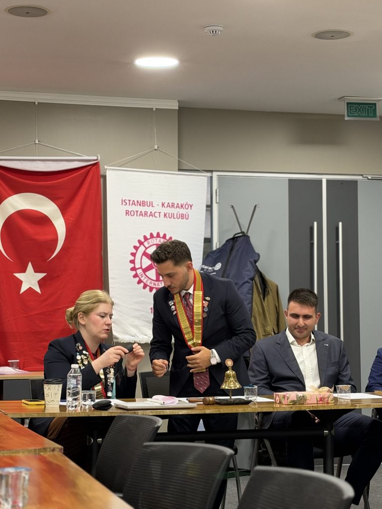 Toplantı masasında konuşan kulüp üyeleri