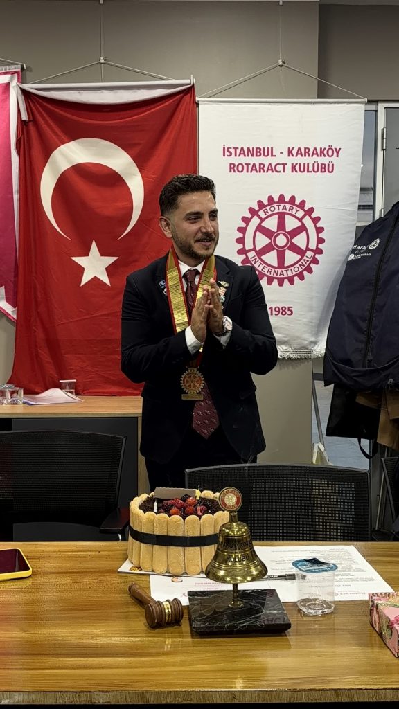 Kulüp flaması önünde pasta ve zil başında kulüp başkanı