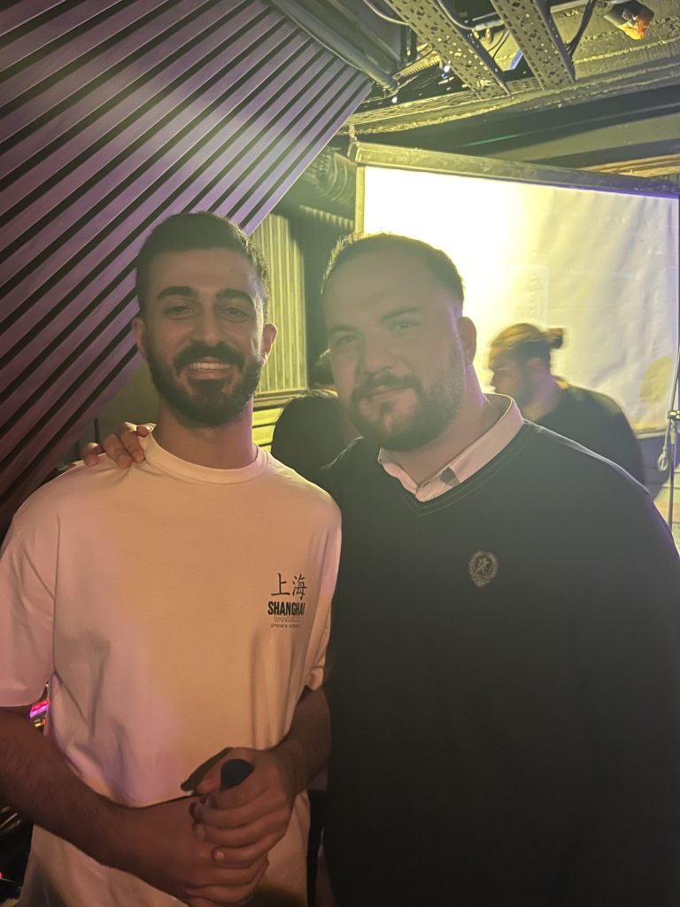 Sarılarak poz veren iki arkadaş