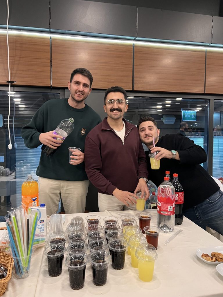 İkram masası başında poz veren gençler