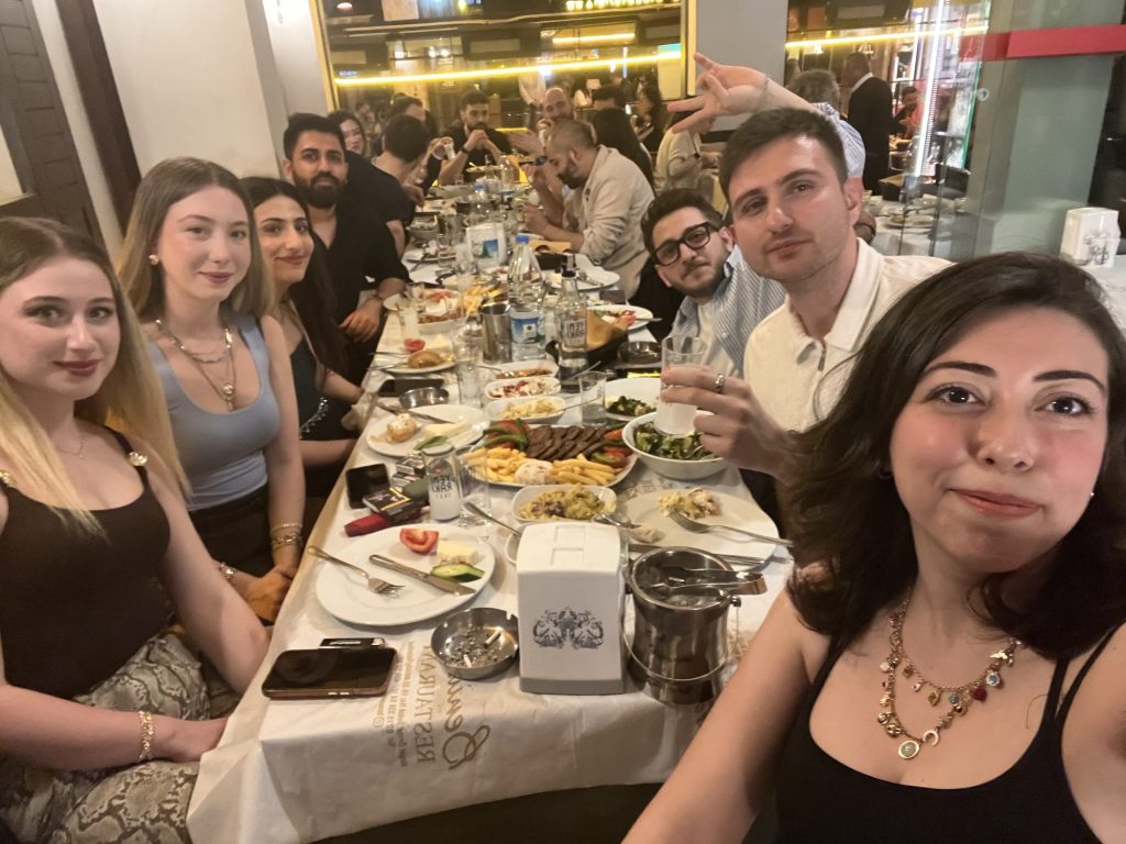 Kalabalık sofrada özçekim yapan kulüp üyeleri