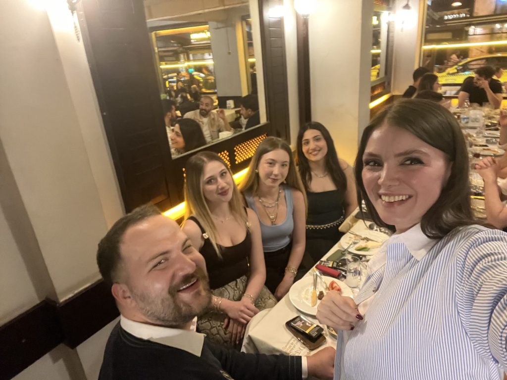 Sofrada özçekim yapan arkadaşlar