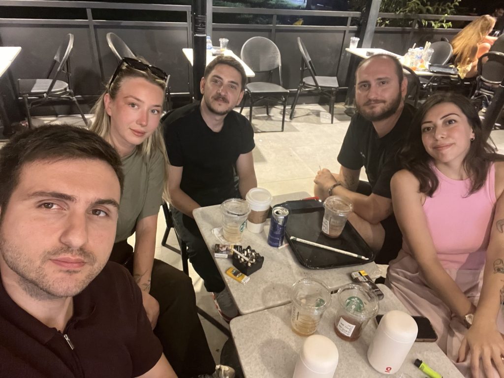 Masada özçekim yapan beş arkadaş