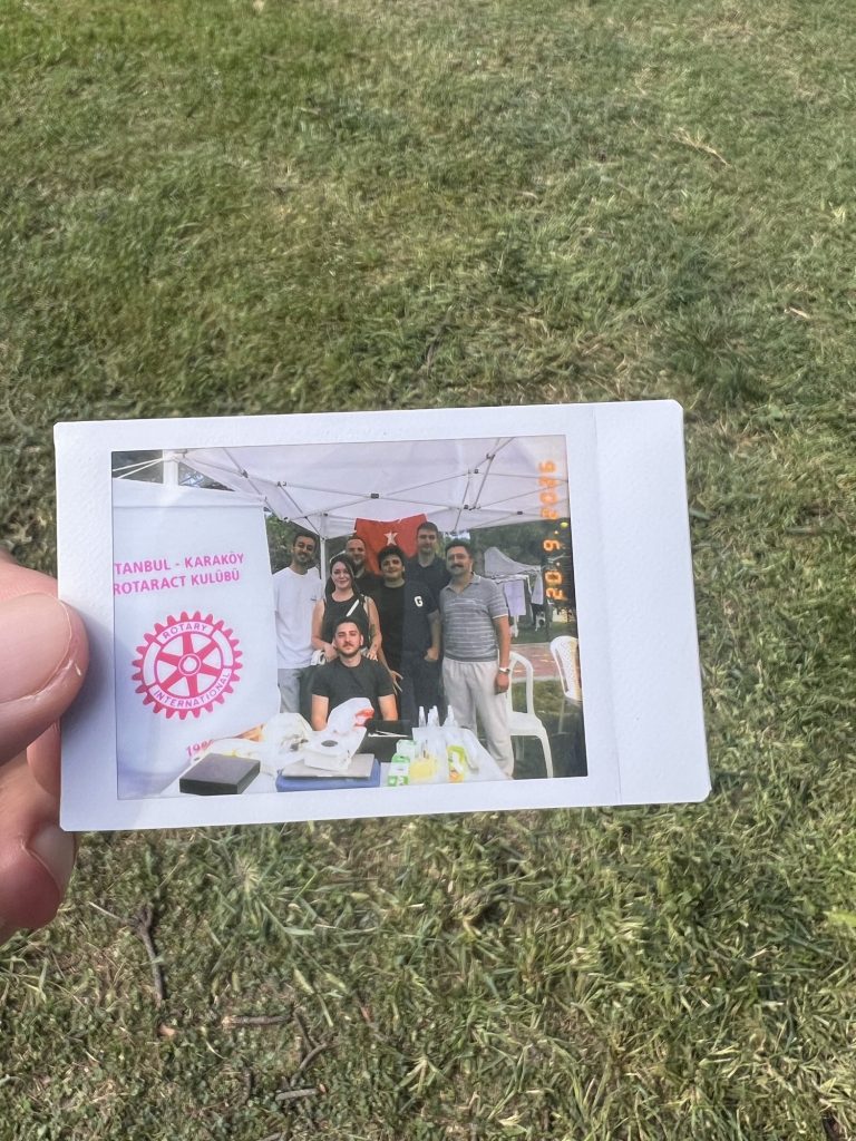Çimenlikte tutulan bir anlık fotoğraf